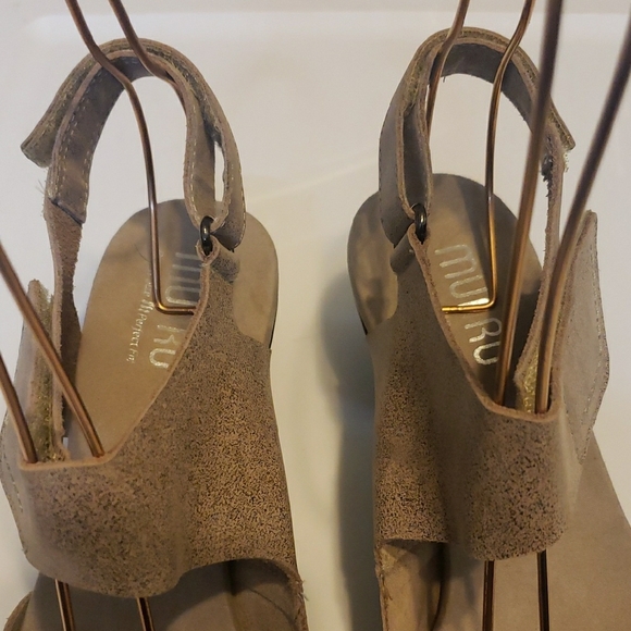 SH198 Munro Shimmering Beige Women's Sandals - Picture 6 of 12